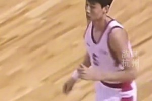 金华队主教练郑武奏国歌时站得笔直，曾为国家队效力打进世界前八