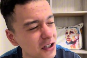 詹俊也是好起来了能帮大老师撑伞，俊哥这套英伦风的行头太对味儿