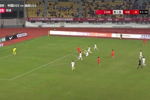 又是停球！拜合拉木没停好球，不然又是单刀机会