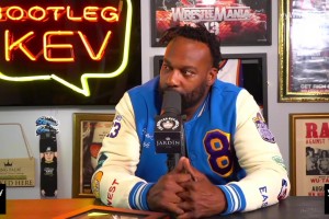 理查利森看着真像铁憨憨，埃斯特旺都要冷死了还给人家掰开胳膊！