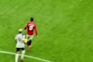 看了尴尬！里沙利松进球后撞B费+脱衣哭泣庆祝