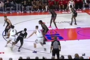 长的真帅！小佩贾vs德州理工砍23分3板3断 球风强硬！