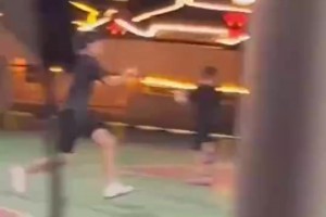 多大仇？男孩在球场猛踹女孩，警方通报：系朋友，未满14周岁，不予处罚