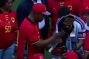 帅是一种感觉！内马尔的经典庆祝动作！