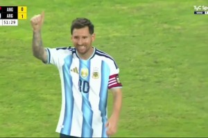 没能压住！德保罗送精准传中球，梅西后点不停球凌空射门打飞了！