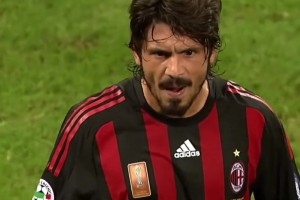 京鲁一家亲！当年泰山小球迷高举国安围巾加油助威