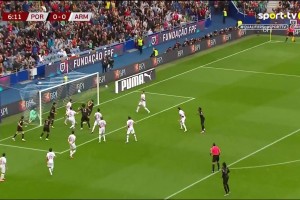 VAR确认进球有效！B费任意球被扑，维加补射助葡萄牙1-0领先