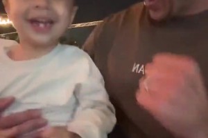 阿根廷夺得世界杯后格策抱着儿子激动庆祝