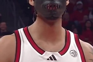 活久见！一名NCAA球员带着特殊的皮质面罩进行比赛