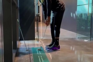 范佩西重返老特拉福德球场攻破曼联球门，赢得全场球迷掌声