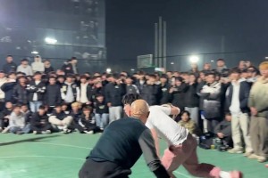 博主实拍：熊猫杯赛前，U22国足新疆两兄弟抓紧时间请教于大宝