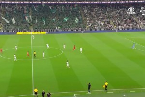 乾贵士颠球不转，身体姿态松弛，脚步轻盈，一看球感就好~