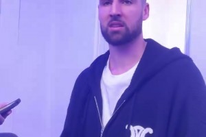 克莱嘲讽莫兰特：他太有趣了！话特别多！可是又很少承担责任~