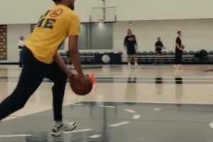 跟腱恢复得不错？哈利伯顿训练中秀左手扣篮！