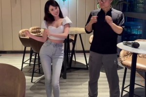 不得不说人长得漂亮做啥都对！肉肉这段手势舞在我看来很棒