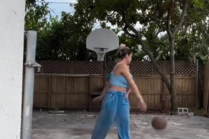 家里有个篮球场，老婆还能陪你一起打球，这是多么幸福一件事