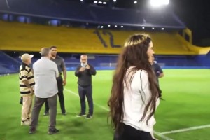 尊重❤️！西班牙女歌手罗莎莉亚脱掉鞋子，在糖果盒球场奔跑