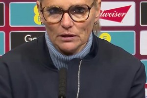 英女足主帅：花了一两分钟适应中国女足的阵型，比赛比预期要轻松