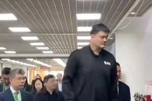 萌娃选择曼联球衣后，作为红魔球迷的爸爸兴奋不已