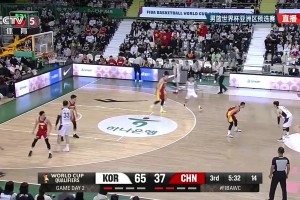 篮下空如大海！周琦被韩国后卫李政玹一步过掉，后者轻松上篮得分！