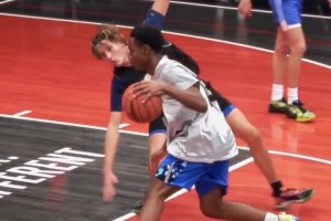 啊不是，哥们，衣服拽成这样都防不住你啊