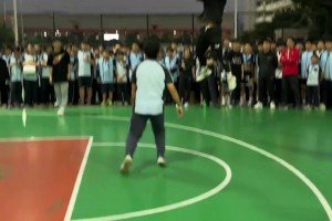 不是哥们，你在二楼跳投？弹跳太夸张了