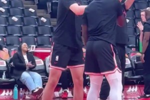 巴萨马竞赛后西蒙尼直接离场，弗里克追到通道拥抱致意！