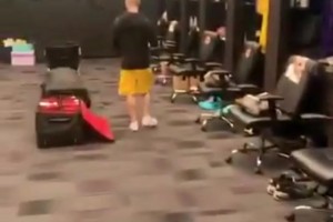 早有恩怨？名场面：国际赛场詹姆斯的狄龙的互相身体碰撞！