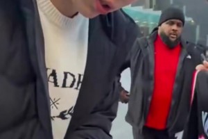 多伦多球迷等瀚森签名等了1个小时！瀚森：都是哥都是哥