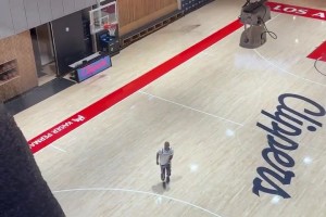 辛酸啊！保罗前两天被DNP赛前，一个人在球场楼下的训练馆加练