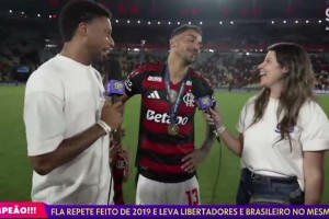 儿子说自己是死敌球迷，老爹赶紧捂嘴