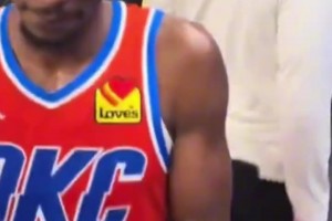 保罗此前重返快船时还被球迷热情所感动，如今却被快船无情裁掉