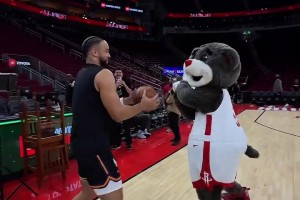 笑死！狄龙一回到休斯顿，又和火箭熊“打”起来了！