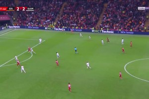 范佩西攻破阿森纳球门后滑跪庆祝的这个场面，当时引发了不少争议