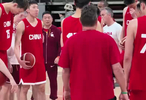 不敌韩国男篮，谁注意到场下赵睿神情？一举一动诠释中国队长担当