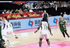 强行续命！赵柏清弧顶晃飞防守命中三分球