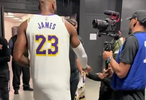 NBA官方晒视频：詹姆斯末节贡献关键发挥，赛后给小球迷送上签名球衣